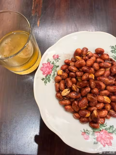 明星紛紛曬奢侈年夜飯，江疏影家2元店盤子和銹跡斑斑的鐵鍋絕了