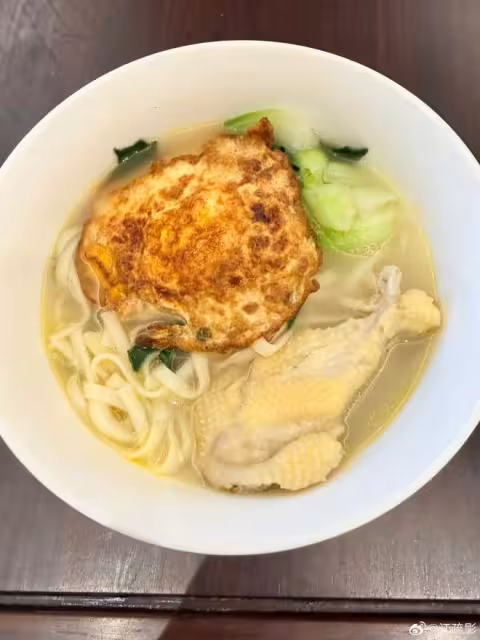 明星紛紛曬奢侈年夜飯，江疏影家2元店盤子和銹跡斑斑的鐵鍋絕了