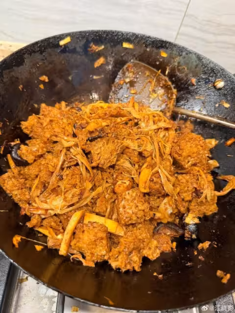 明星紛紛曬奢侈年夜飯，江疏影家2元店盤子和銹跡斑斑的鐵鍋絕了
