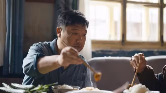 《歲月有情時》明明每月能領100元補助，小滿為何還要打工掙錢？