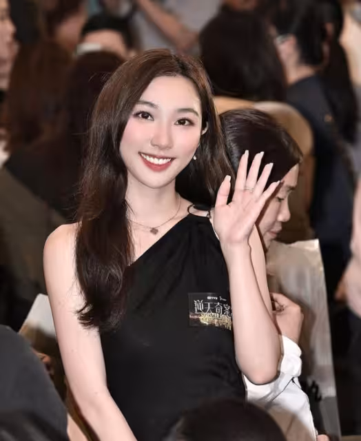 TVB前女主持離巢後閃嫁富二代!春節大曬女兒萌照!直言不後悔離開TVB!