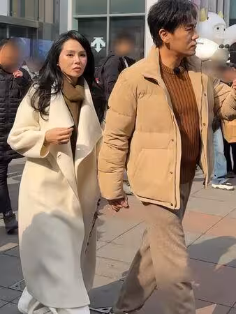 忘剪大衣吊牌! 伊能靜陪小10歲老公逛街被直擊…邊走吊牌跟著晃