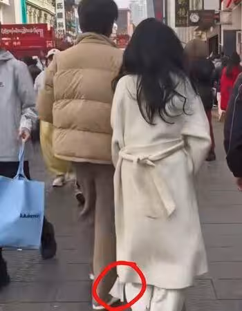 忘剪大衣吊牌! 伊能靜陪小10歲老公逛街被直擊…邊走吊牌跟著晃