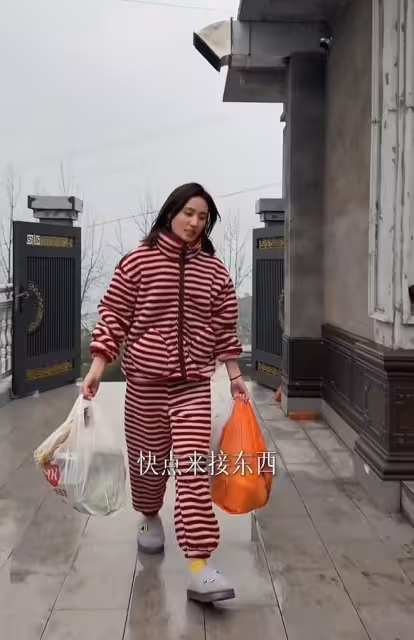 海哈金喜帶女跟李亞鵬團聚，被問到復婚她的回應跟王菲有得一拼