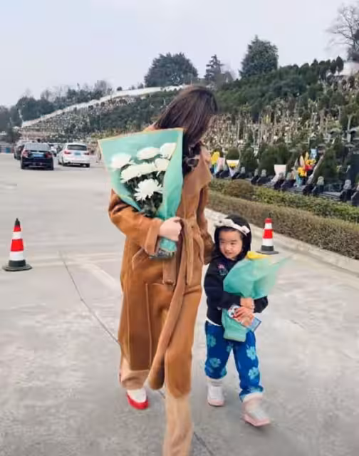 海哈金喜帶女跟李亞鵬團聚，被問到復婚她的回應跟王菲有得一拼