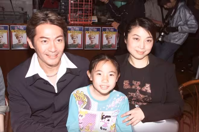 恭喜!TVB男星帥氣兒子宣布求婚成功!準兒媳真容曝光!穿校服定終身