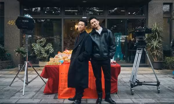 黃騰浩退居幕後「忙搬桌椅」! 角頭團隊新作懷秋、吳念軒雙帥登場