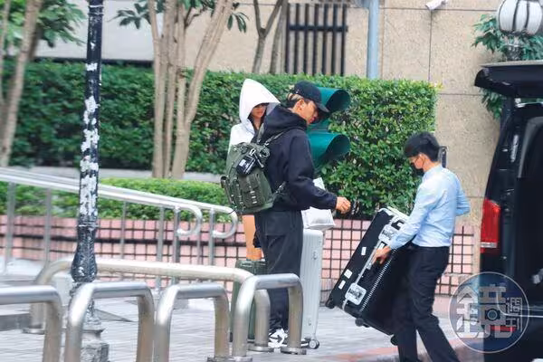挺過「勾二嫂」風波！ØZI東區約會辣模女友 私下真實互動全被拍