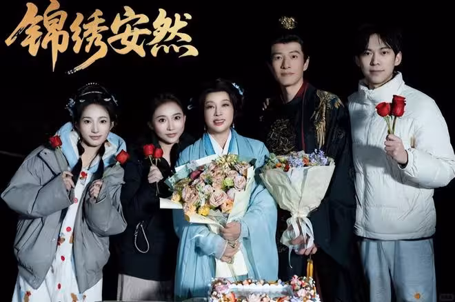 75歲劉曉慶再演少女「擁吻小30歲男演員」!她直言:正值沖事業期