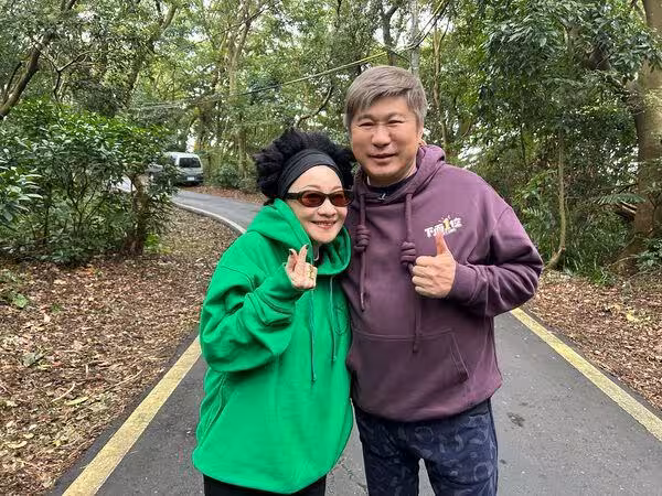 比莉獲張小燕賞識教大牌歌手跳舞 有一天「鞋子飛出去」