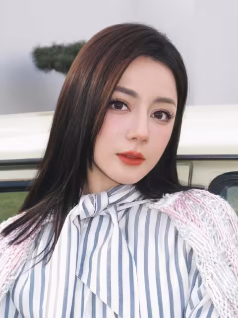 草台班子!迪麗熱巴因不可抗力缺席時裝周,本人被滯留在杜拜