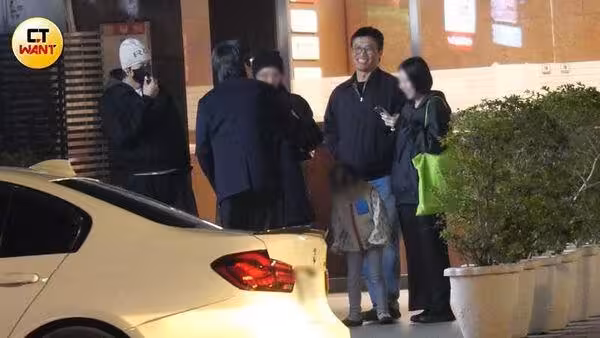 許光漢單身赴約!男神朋友圈超狂 抽加熱煙一舉動曝體貼