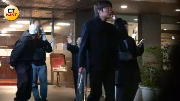 許光漢單身赴約!男神朋友圈超狂 抽加熱煙一舉動曝體貼
