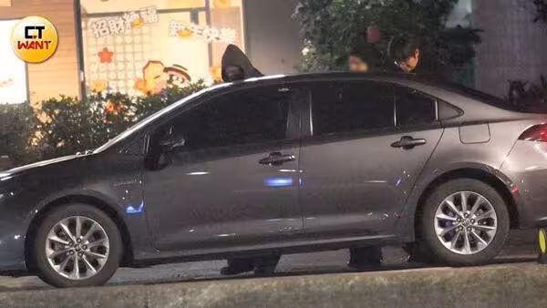 許光漢單身赴約!男神朋友圈超狂 抽加熱煙一舉動曝體貼