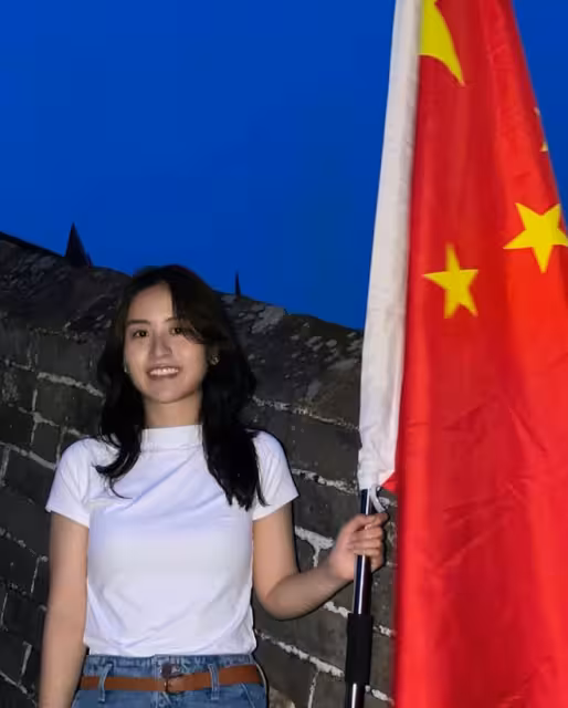 恭喜！香港富三代求婚愛國港姐議員！吊威亞從30米高空降下！未婚妻目睹後驚喜！
