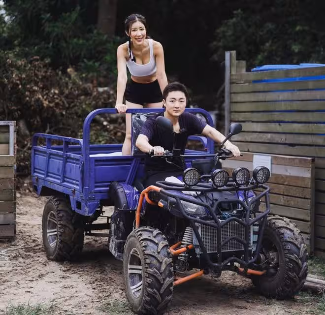 恭喜！香港富三代求婚愛國港姐議員！吊威亞從30米高空降下！未婚妻目睹後驚喜！
