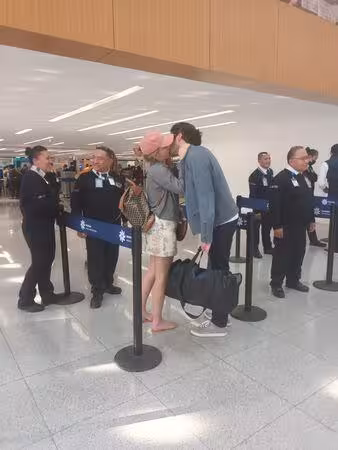妙麗死會了!艾瑪華森機場激吻「墨西哥頂級千億富豪」 超狂老錢背景遭起底