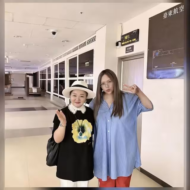 張惠妹0遮掩素顏現身台東機場! 身旁竟是「綜藝天后」網驚:都是女神