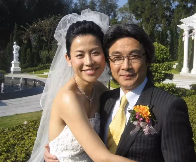 TVB知名男星曝光與多位一線花旦親密照！摸腰貼臉還扮親吻！艷福無邊