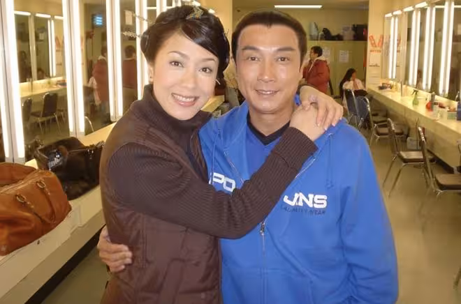 TVB知名男星曝光與多位一線花旦親密照！摸腰貼臉還扮親吻！艷福無邊
