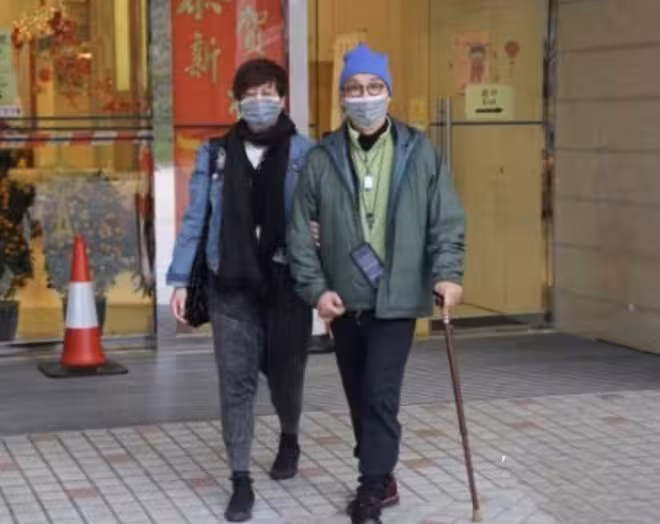 TVB知名男星曝光與多位一線花旦親密照！摸腰貼臉還扮親吻！艷福無邊