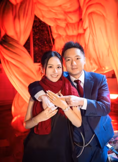 港姐議員被指沒答應「中二」富三代求婚！未婚夫霸氣反擊：我沒問過她！