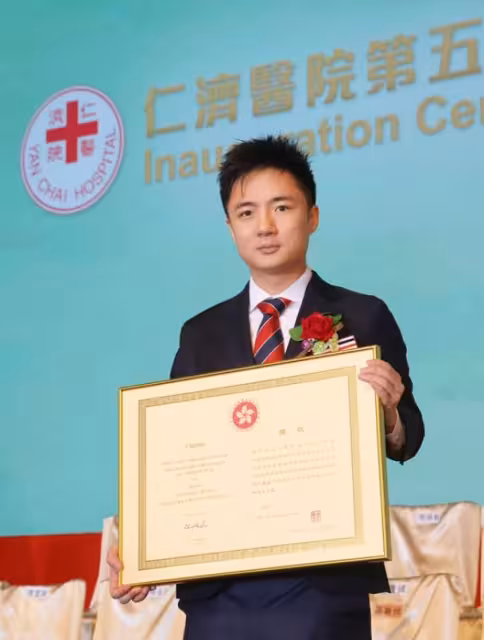 港姐議員被指沒答應「中二」富三代求婚！未婚夫霸氣反擊：我沒問過她！
