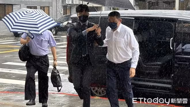 NONO涉性侵揉胸2女！今「黑白配」3度現身，默默走進法庭