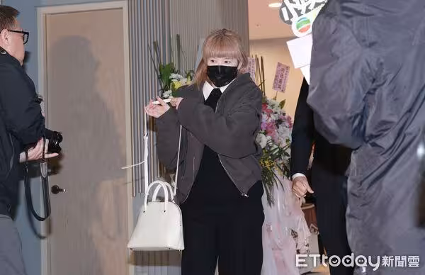 直擊/陸元琪來了!「離婚袁惟仁10年」開撕前婆家…終現身送最後一程