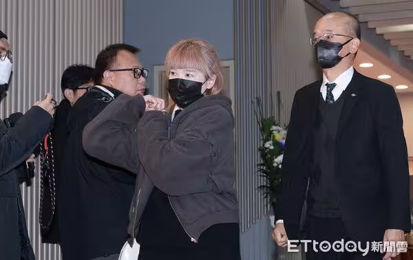 直擊/陸元琪來了!「離婚袁惟仁10年」開撕前婆家…終現身送最後一程
