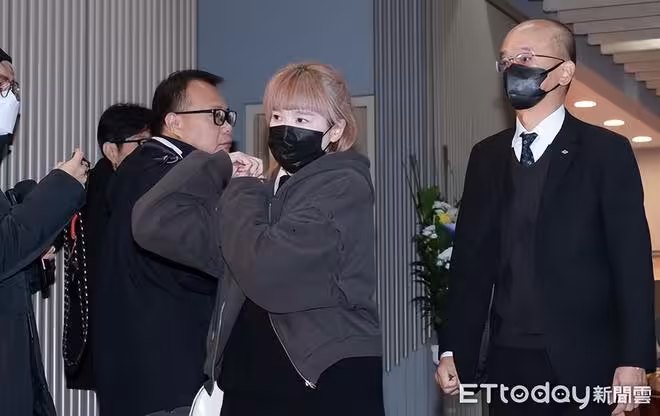 直擊/陸元琪來了!離婚袁惟仁10年開撕前婆家…終現身送最後一程