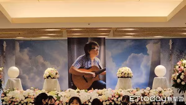 直擊／袁惟仁告別式遺照曝光！ 兒女哀戚現身「林俊傑、劉若英也來了」