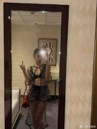 Jennie遭私生飯包圍逼簽名崩潰! 曬「比中指照」疑反擊