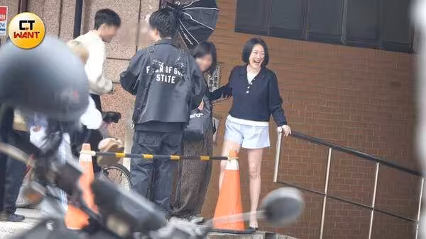 小S低調復工《不熙娣》首日畫面曝光!大秀性感長腿宣告回歸主持