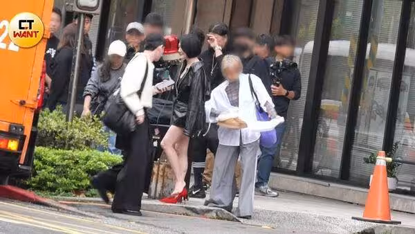 小S低調復工《不熙娣》首日畫面曝光!大秀性感長腿宣告回歸主持