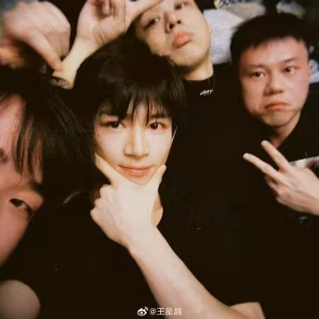 王星越深夜突PO半裸片!酒後唱歌「開心的晚上」影片秒刪親回4字