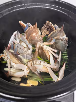 蔥香海鮮鍋 （可加入蝦等自己喜歡吃的小海鮮）
