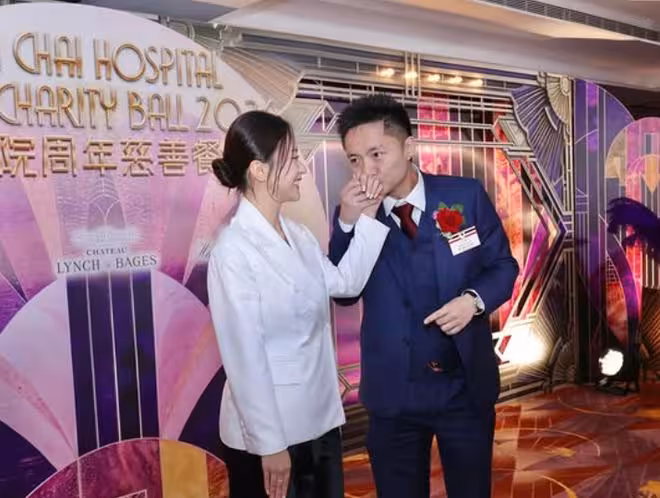 香港富三代怒斥某港媒中傷未婚妻！承認行為博出位，但全家都愛國愛港！