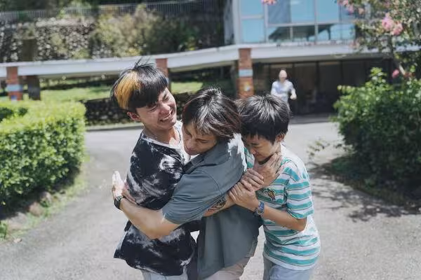 范少勛當社工遇童「揮刀掐脖」!蹲點育幼院嚇壞 吐沉重心聲:喘不過氣