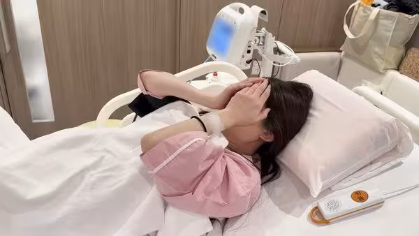 女偶像首公開生產影片!陣痛跪床羊水破…遇「寶寶卡骨盆」險剖腹