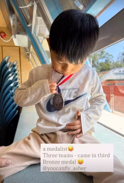 TVB前女星兒子坐飛機興奮又喊又叫！網友批缺乏管教和擾民！爸爸回應：望大家多包涵