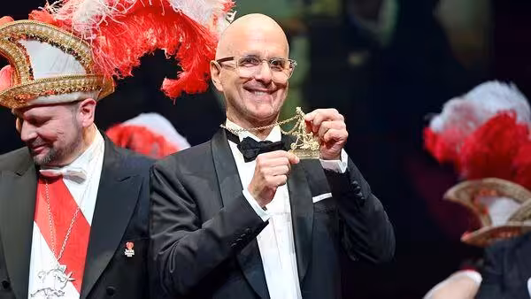 為了初戀放棄當神父!7度獲獎影帝演「72歲送書人」竟被原著嫌棄