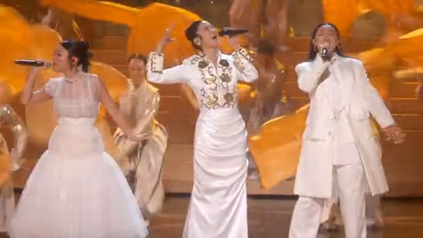 寫下紀錄!《Kpop 獵魔女團》神曲奪奧斯卡 李奧納多、艾瑪史東台下揮手燈