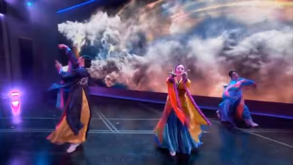 寫下紀錄!《Kpop 獵魔女團》神曲奪奧斯卡 李奧納多、艾瑪史東台下揮手燈