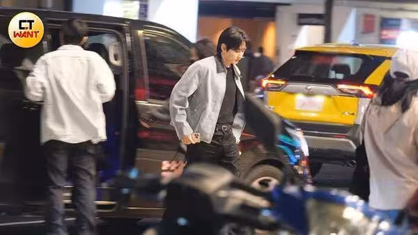SJ銀赫來台被拍「0偽裝逛超商」!掃貨2袋戰利品 遇路人反應超真實