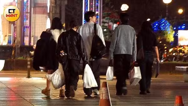 SJ銀赫來台被拍「0偽裝逛超商」!掃貨2袋戰利品 遇路人反應超真實