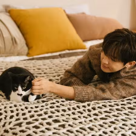 炎亞綸化身獨居男子領養老貓! 感性吐心聲:教我成為有溫度的人