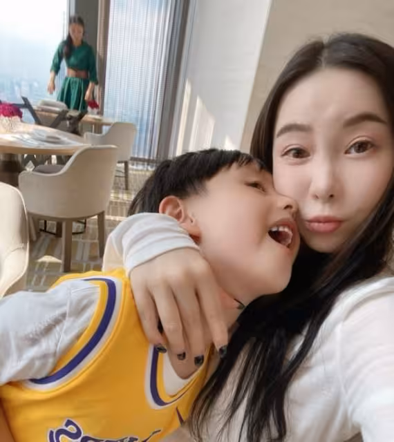大反轉！香港 「世紀渣男」 與女友隔空互撕後又離奇復合，十指緊扣出遊當街熱吻！