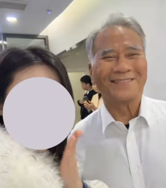 77歲TVB「歐陽鋒」近況曝光！滿頭銀髮和藹可親！年近八旬狀態大勇