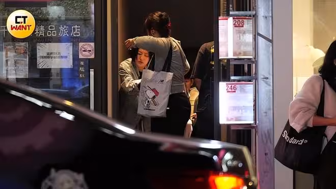 小S收工後「情緒徹底潰堤」!黑范家門口大哭…靠2助理攙扶全被拍